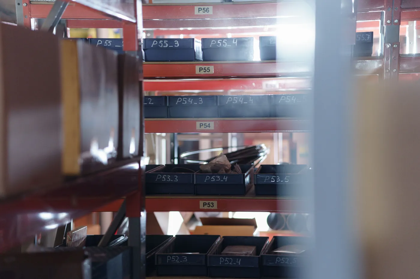 Bodega de QuimiGroup con estantes etiquetados