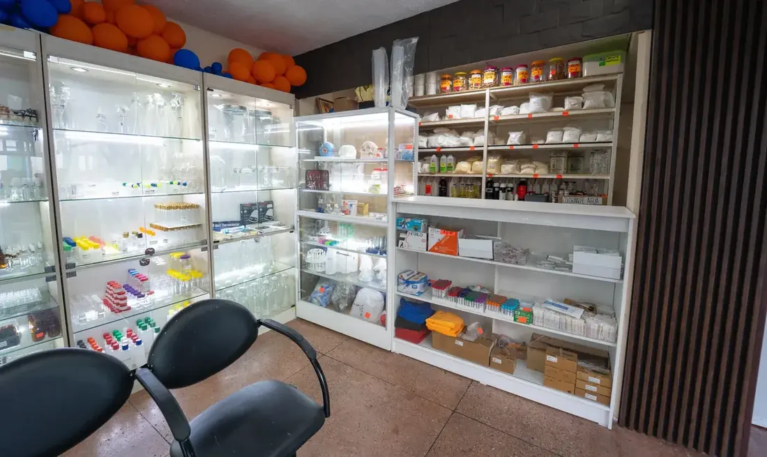 Interior de la tienda QuimiGroup con las vitrinas de producto